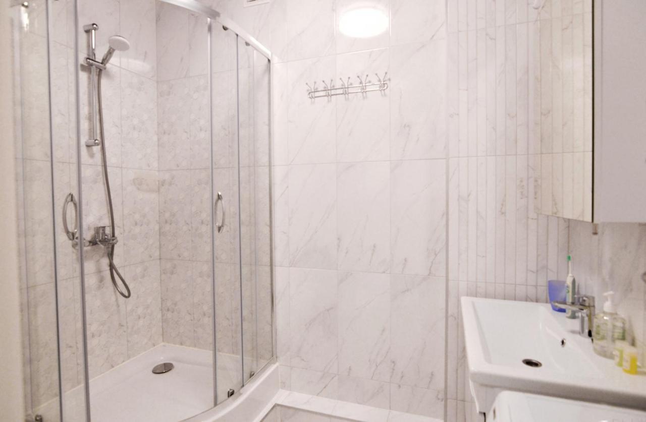 затишна і тепла квартира, метро лівобережна, мвц, інститут серця Apartment *