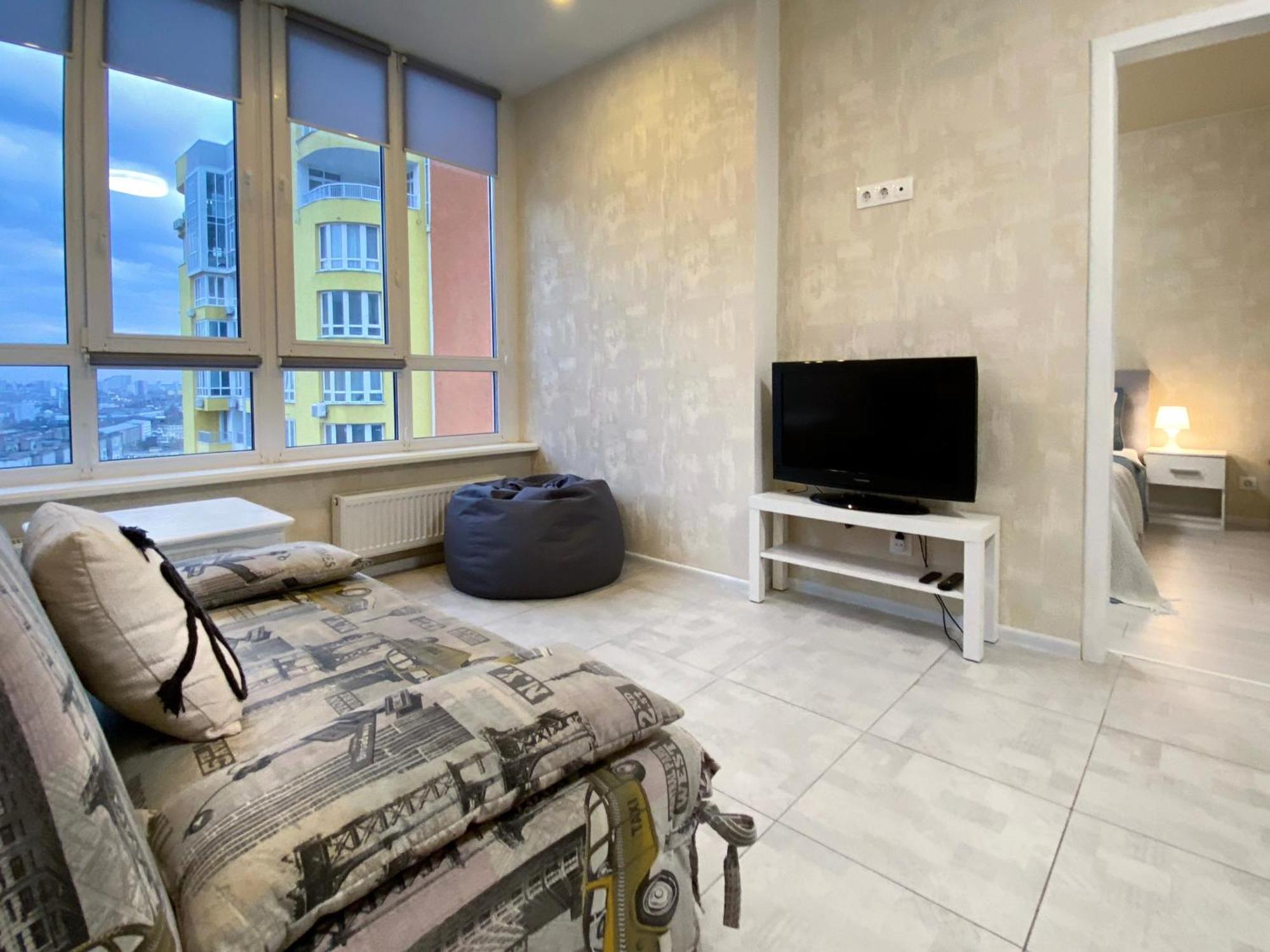 затишна і тепла квартира, метро лівобережна, мвц, інститут серця Apartment *